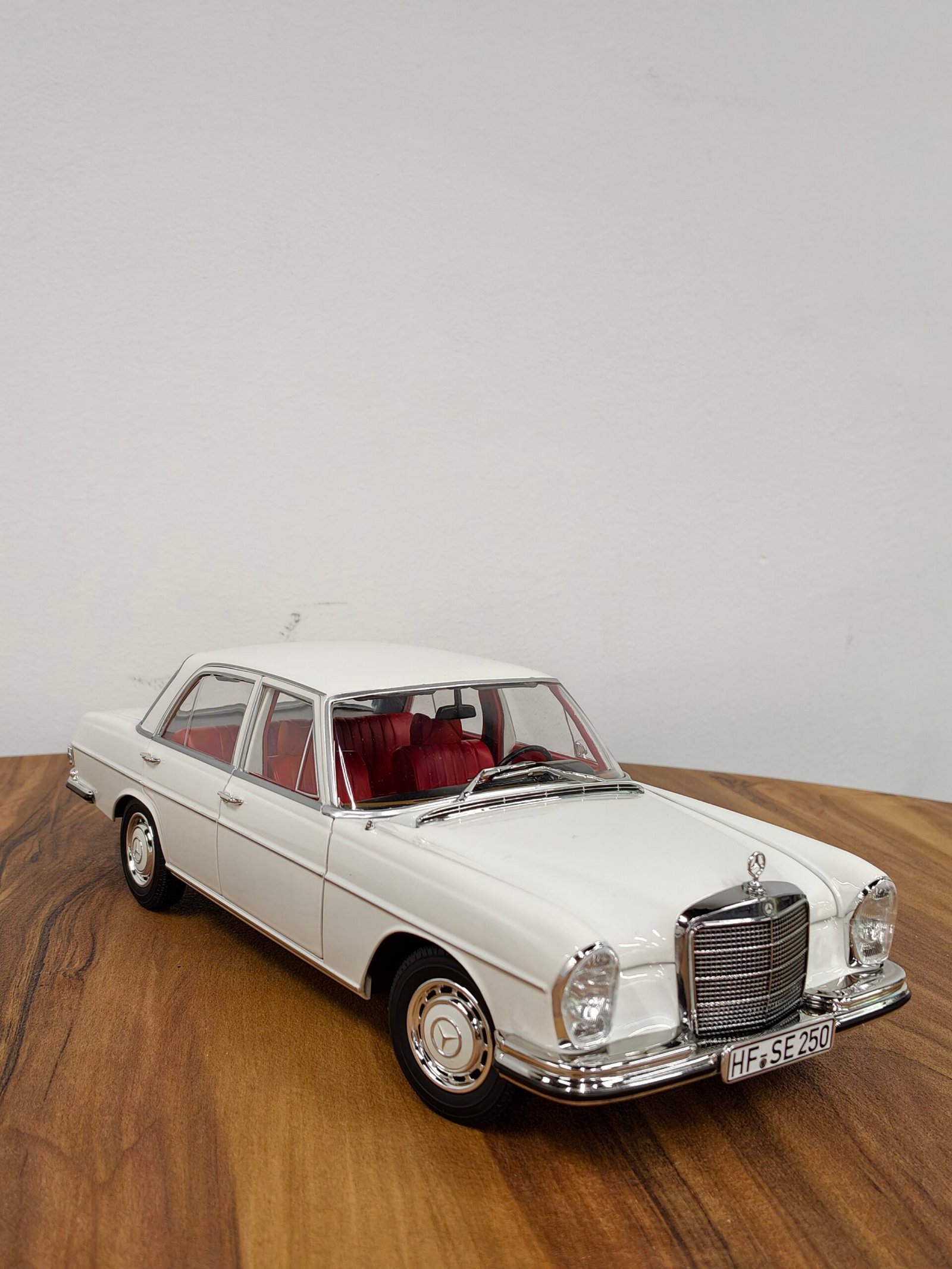 Mercedes-Benz 250 SE 1967 White 1:18 - Image 2