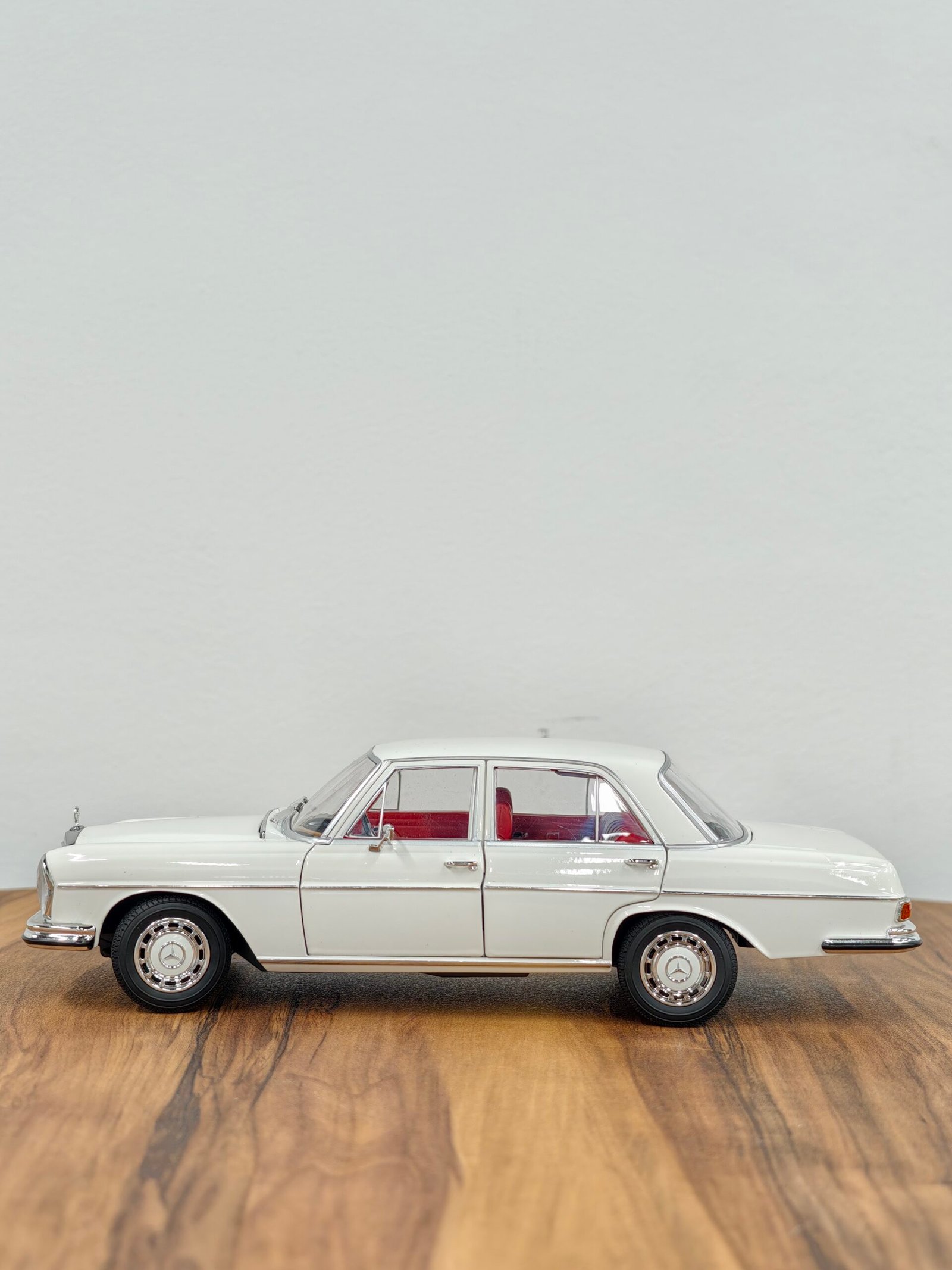 Mercedes-Benz 250 SE 1967 White 1:18 - Image 3