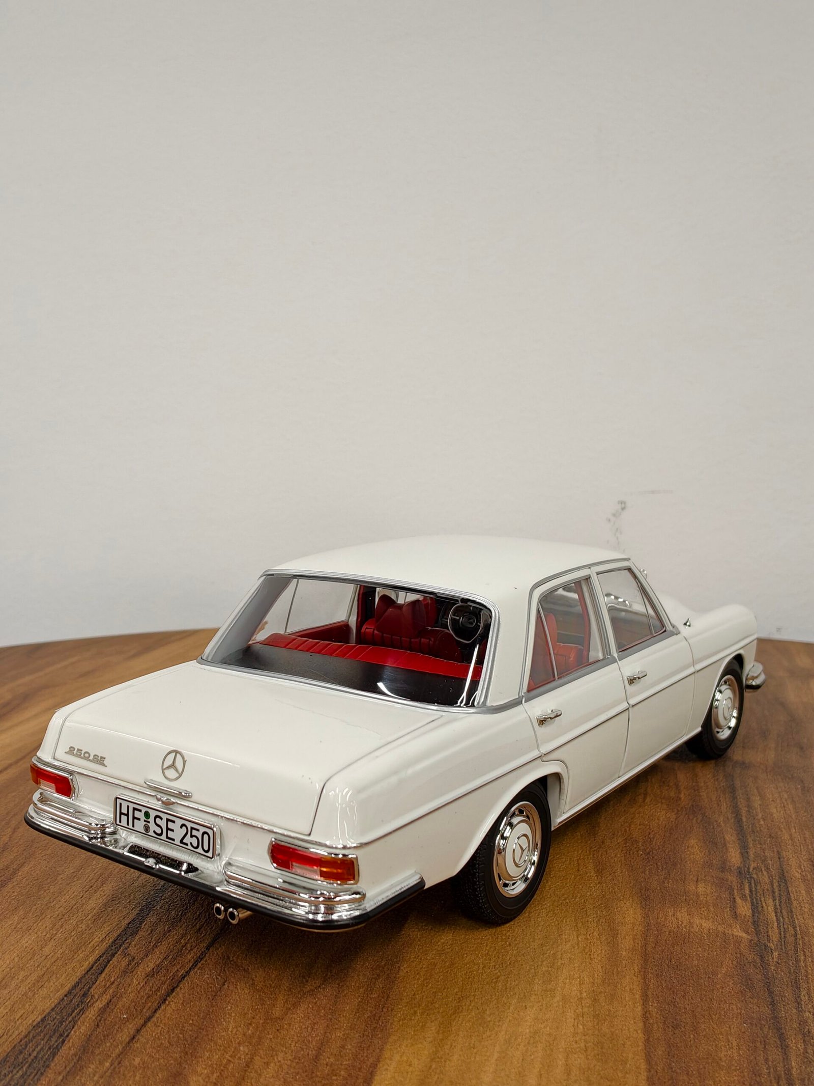 Mercedes-Benz 250 SE 1967 White 1:18 - Image 4