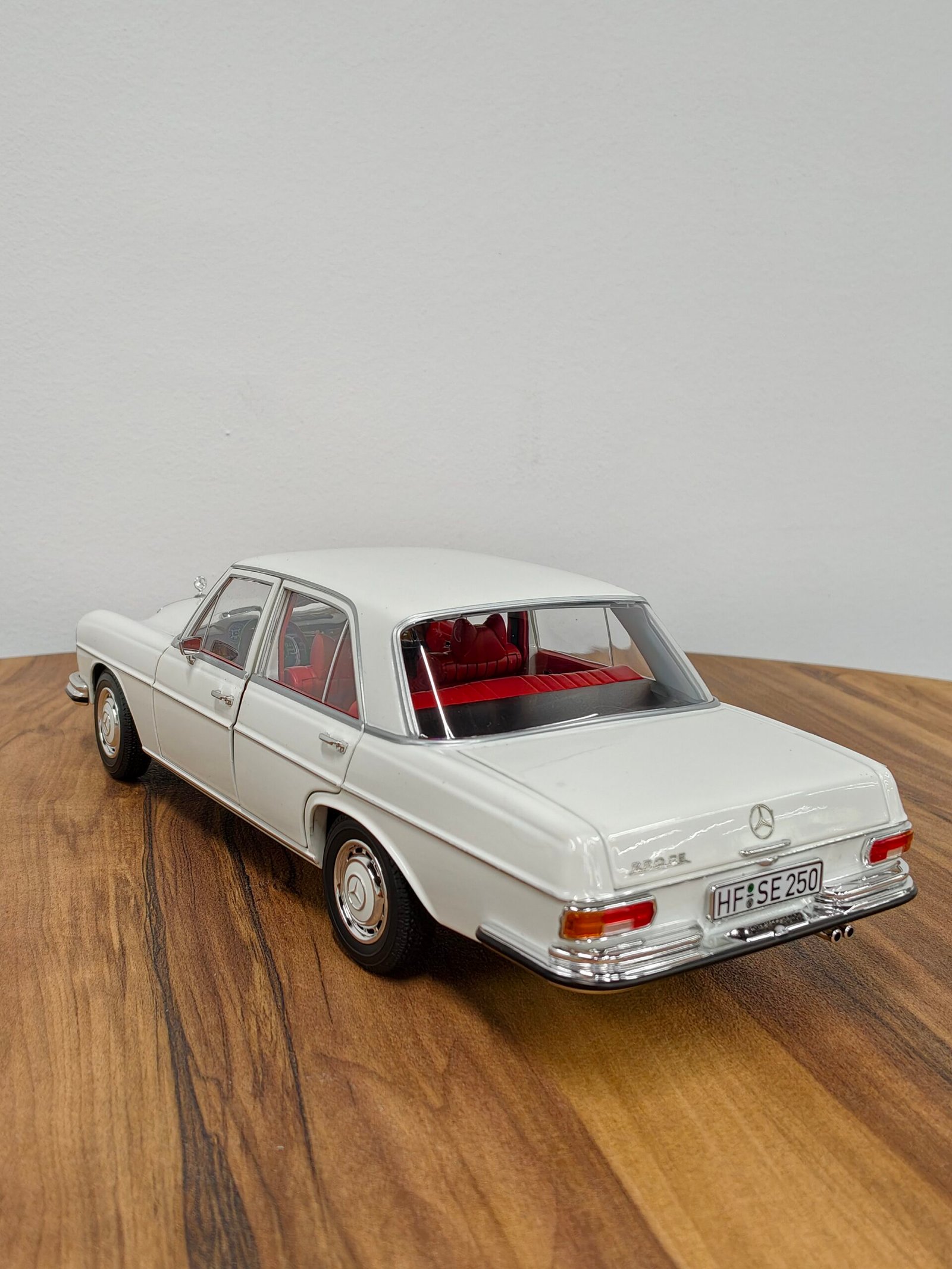 Mercedes-Benz 250 SE 1967 White 1:18 - Image 5