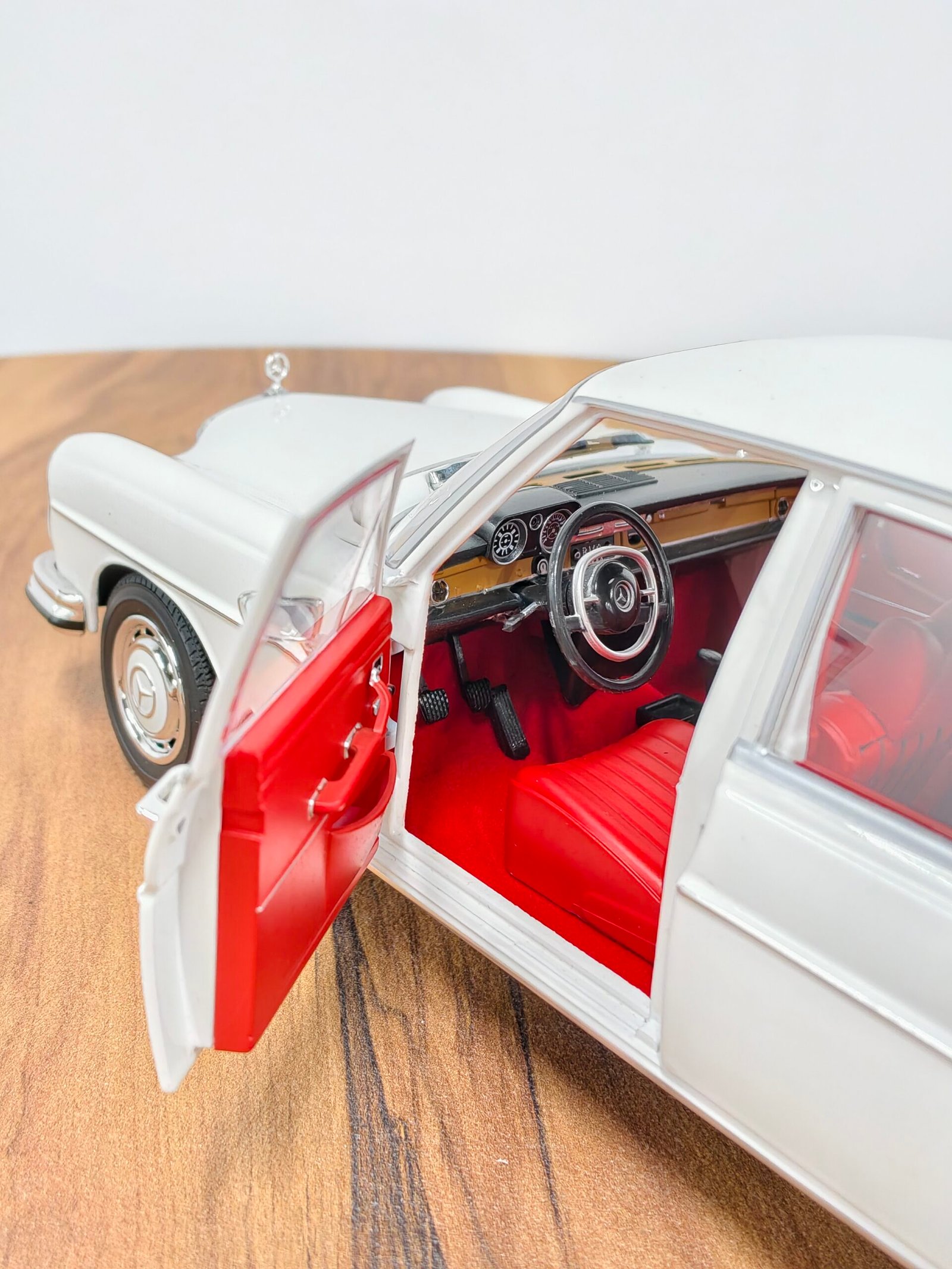 Mercedes-Benz 250 SE 1967 White 1:18 - Image 6