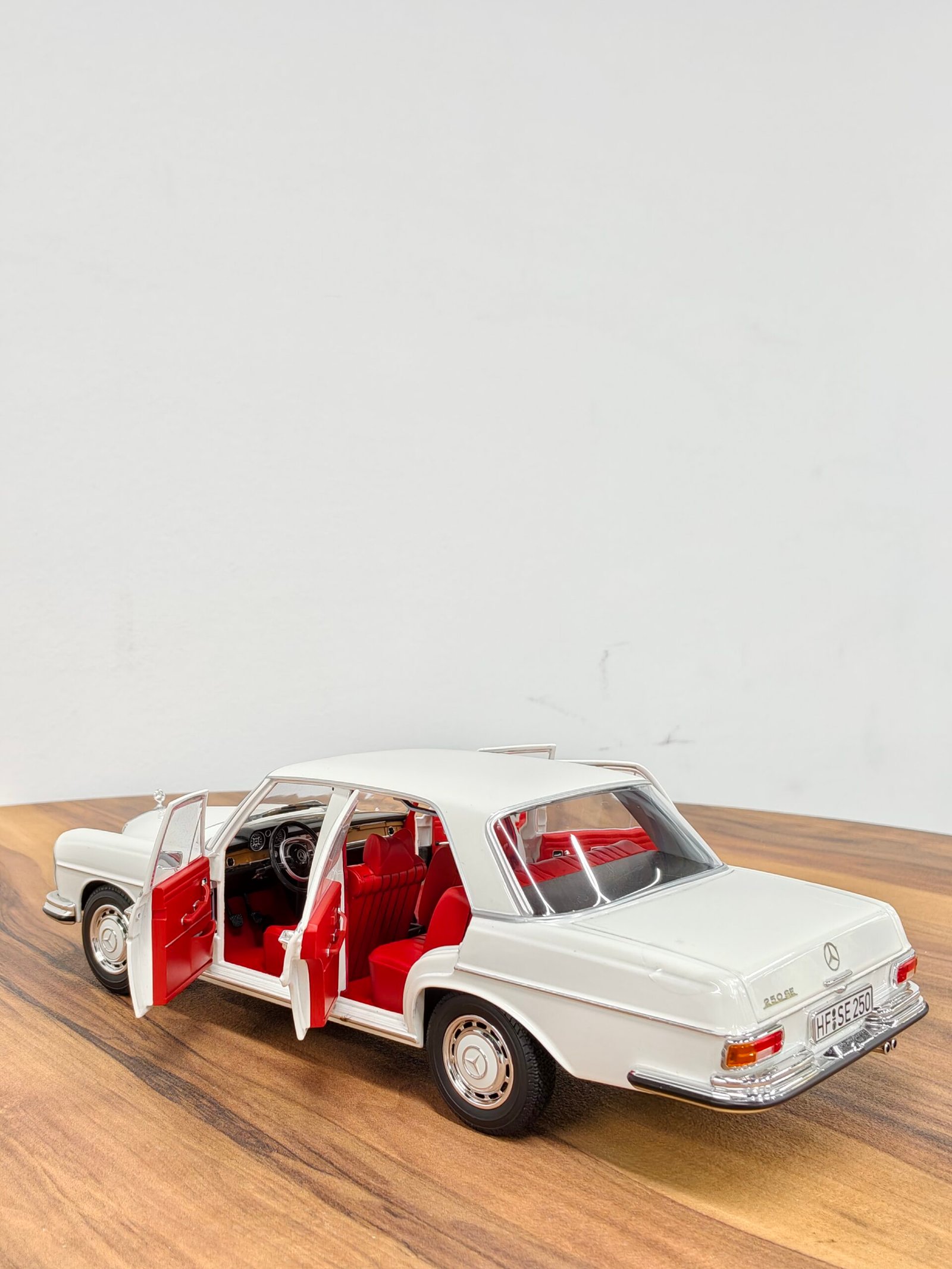 Mercedes-Benz 250 SE 1967 White 1:18 - Image 7