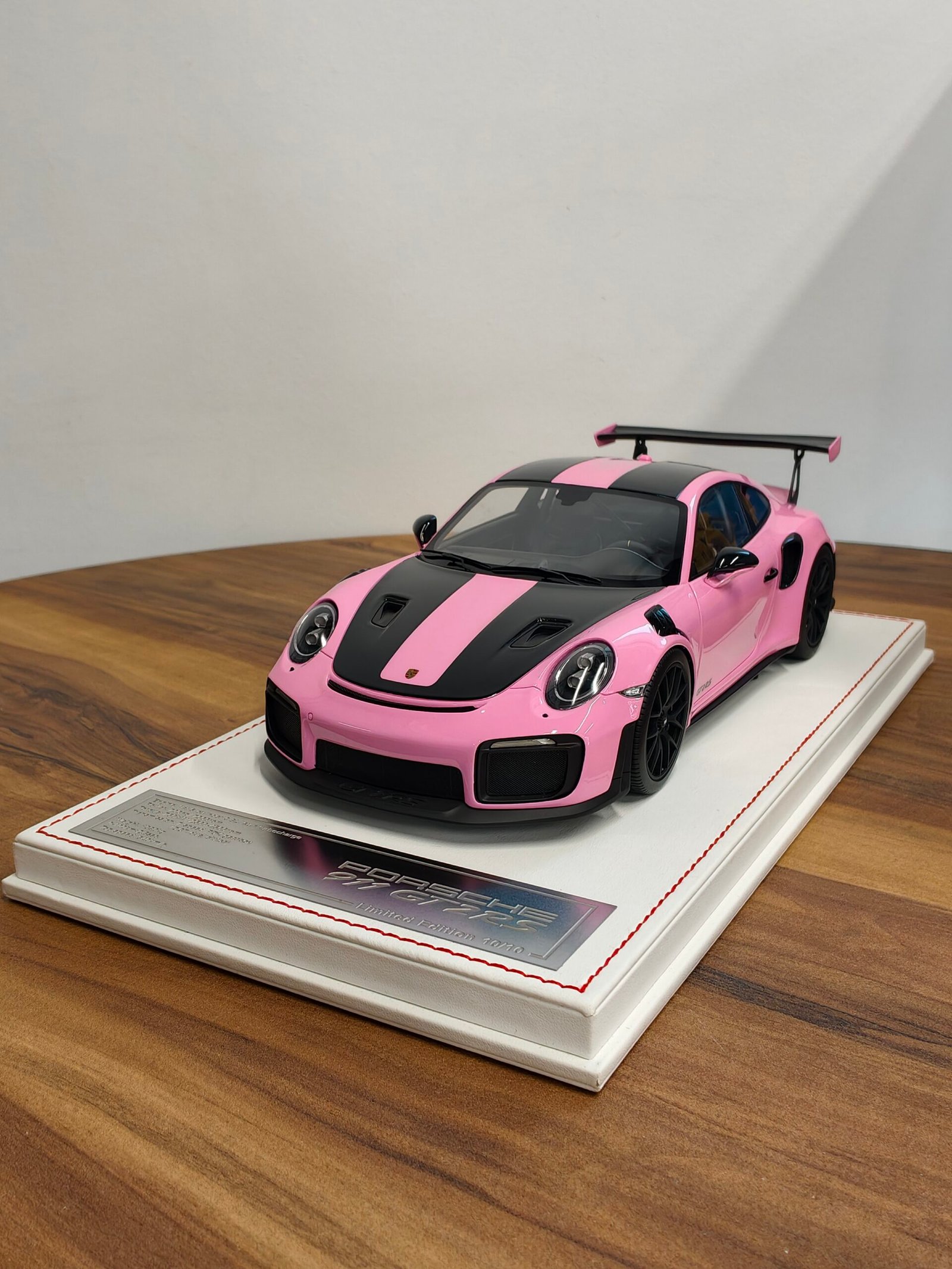 Porsche 991 GT2RS 1: 18 Pink with Black