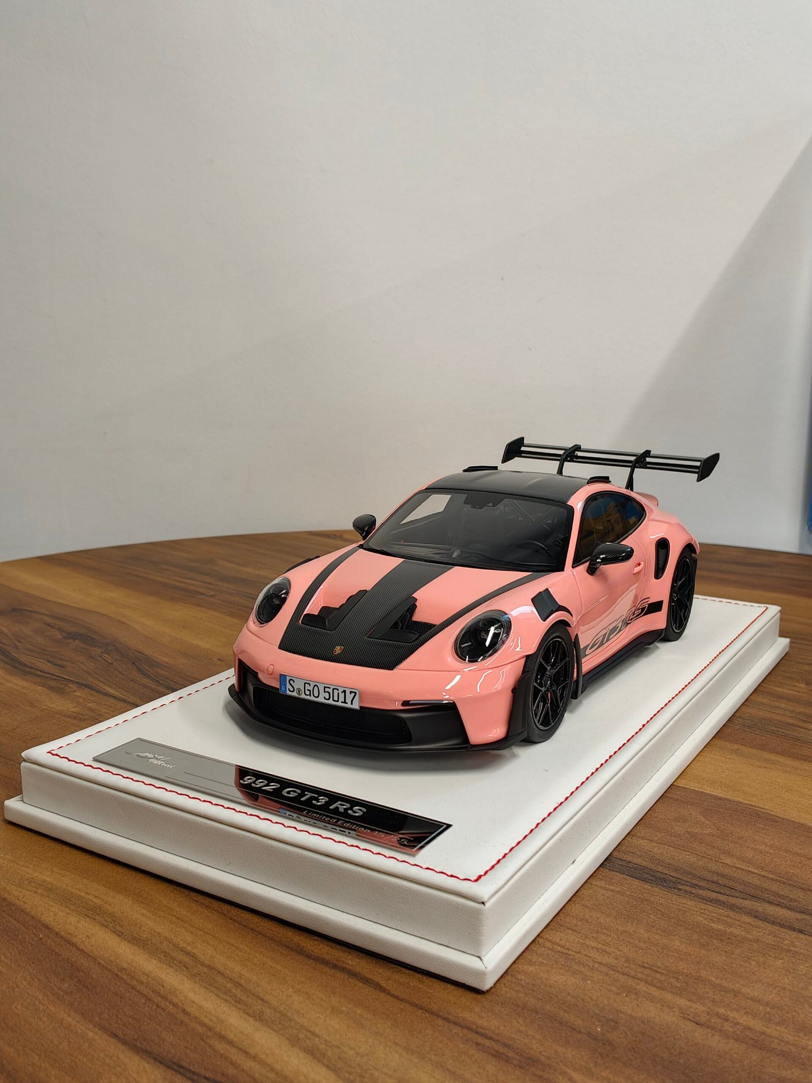 Porsche 992 GT3 RS (Pink Sakura) 1: 18