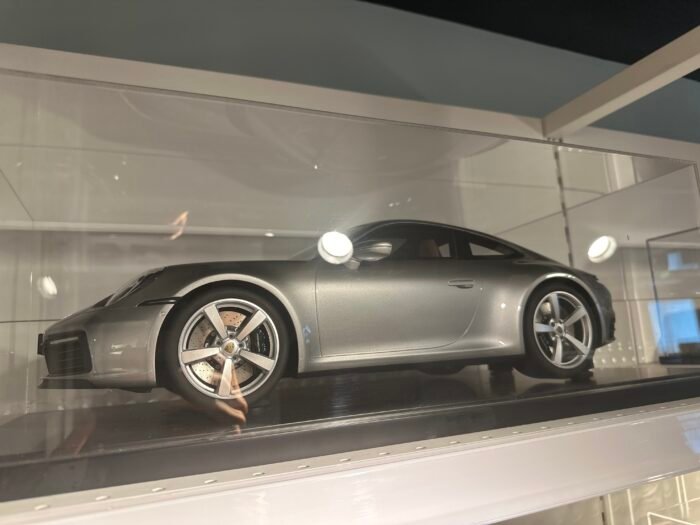 Porsche 911 Carrera S 1:8 Gray