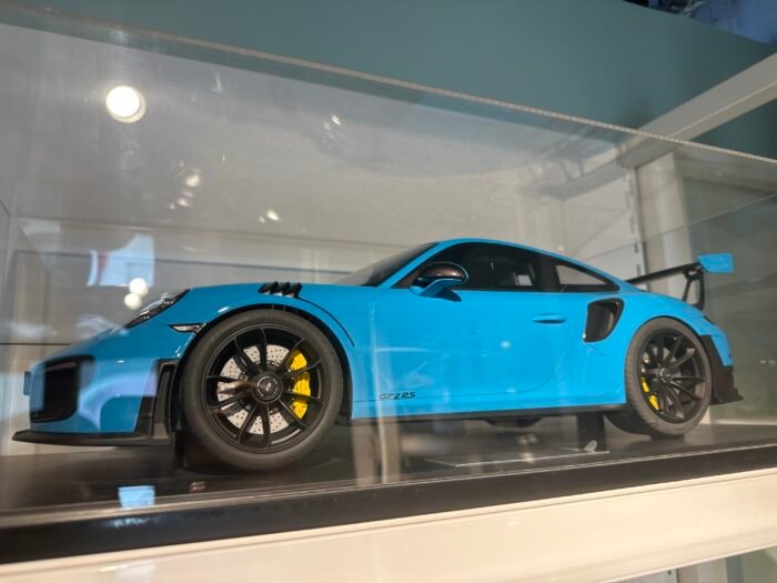 Porsche GT2 RS 1:8 Blue Light