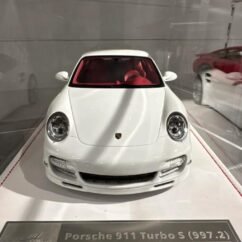 Porsche 911 Turbo S (997.2) White 1:18