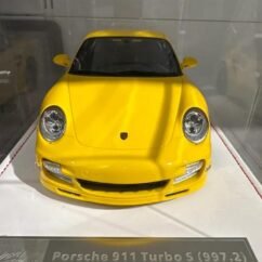 Porsche 911 Turbo S (997.2) Yellow 1:18