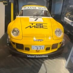 Porsche RWB 993 Yellow 1:18