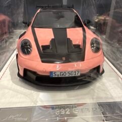 Porsche 992 GT3 RS (Pink Sakura) 1:18