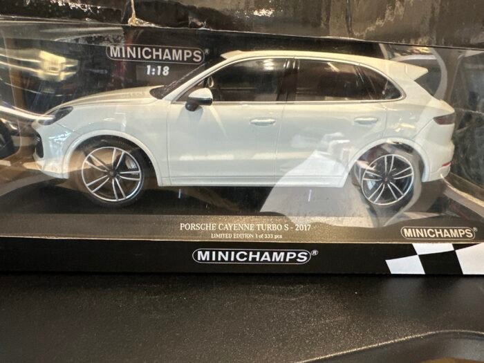 Porsche Cayenne Turbo S 2017 White 1:18
