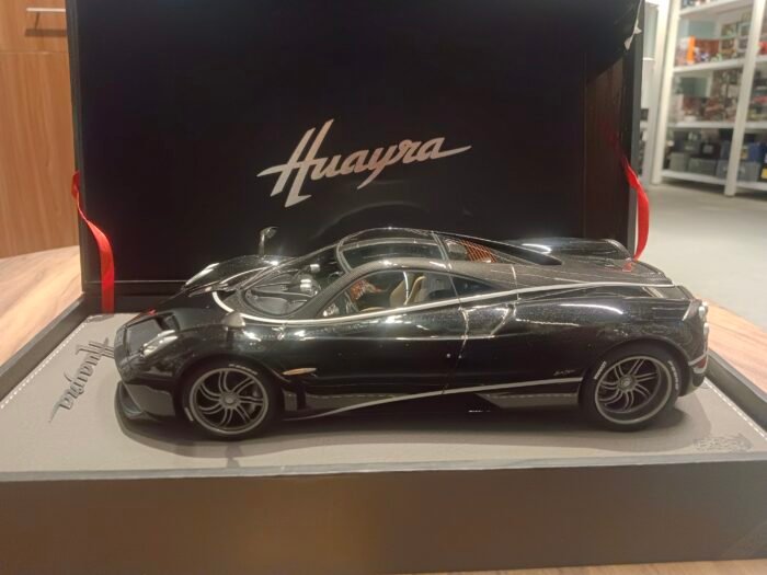 Pagani Huayra (black Mica) 1:18