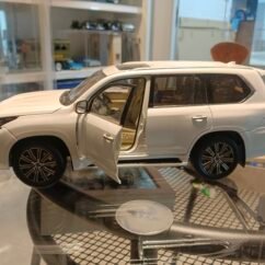 Lexus 570 (White) 1:18