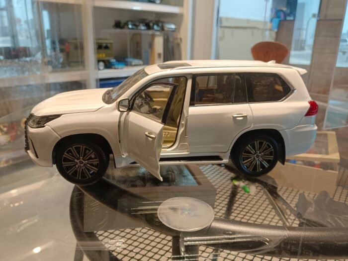 Lexus 570 (White) 1:18