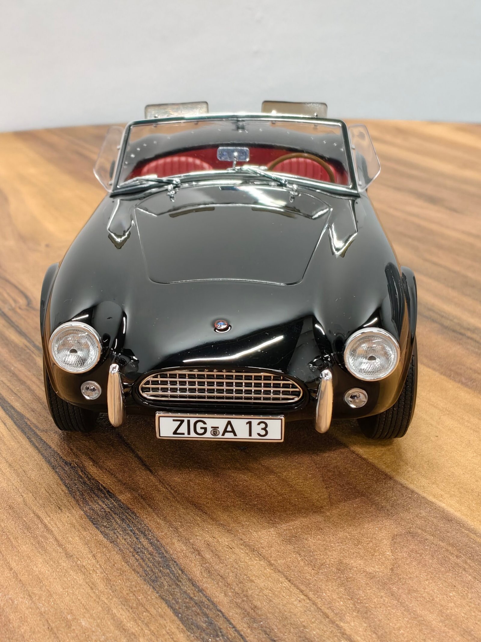 Shelby AC Cobra 289 black 1:18 - Image 4