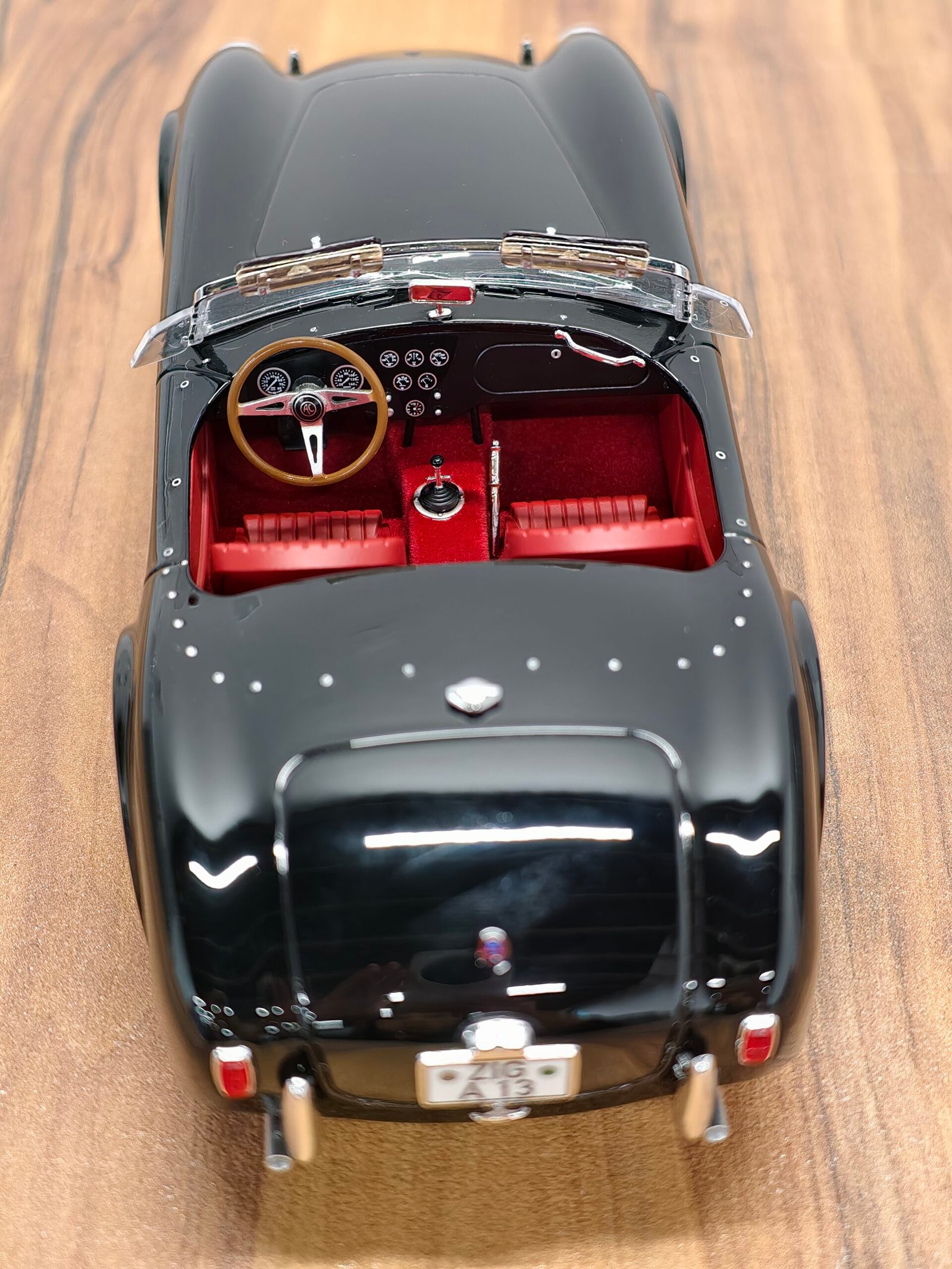 Shelby AC Cobra 289 black 1:18 - Image 5
