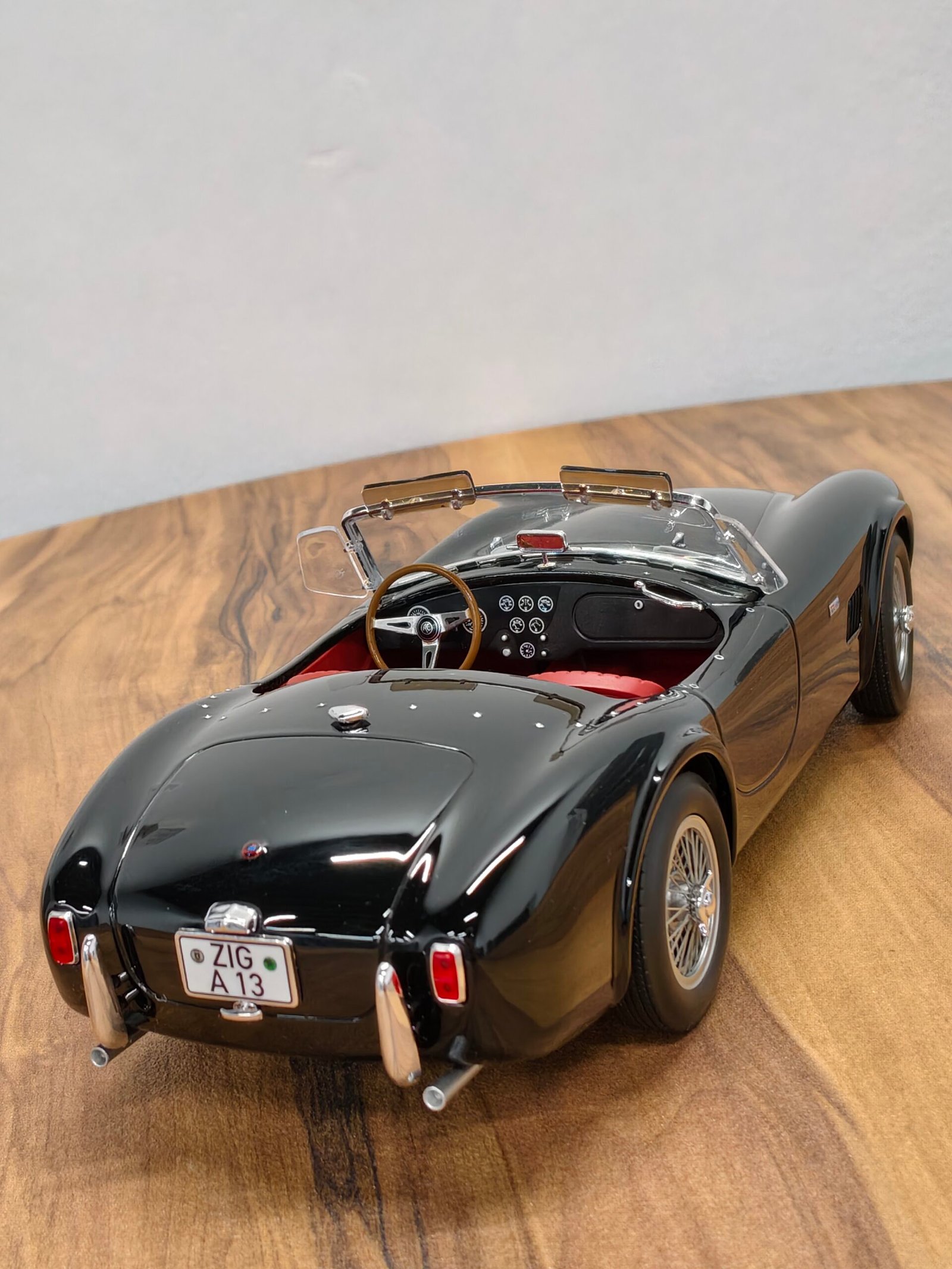 Shelby AC Cobra 289 black 1:18 - Image 2