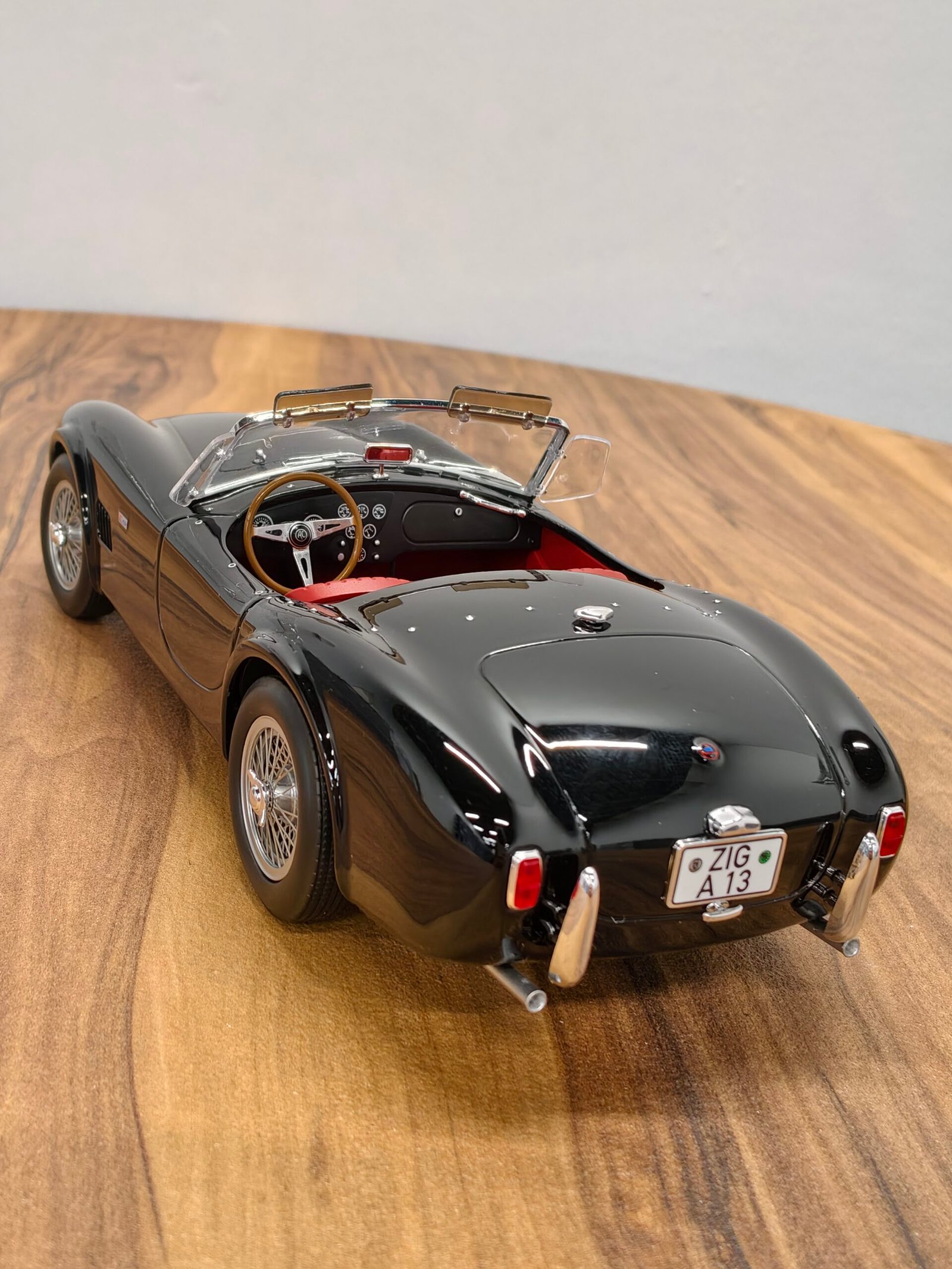 Shelby AC Cobra 289 black 1:18 - Image 7
