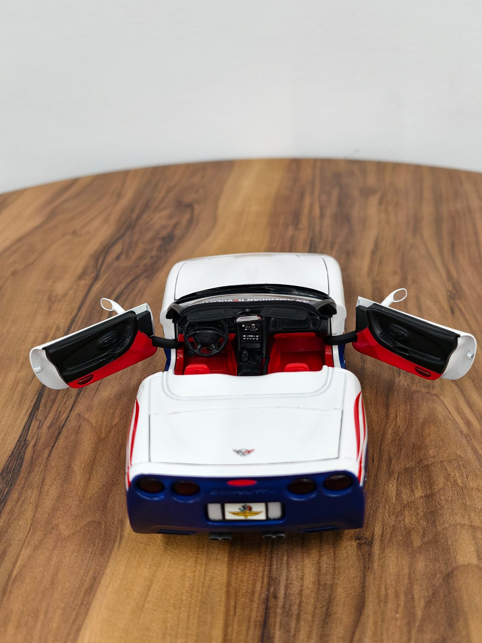 An American Revolution Corvette 1:18 White - Image 3