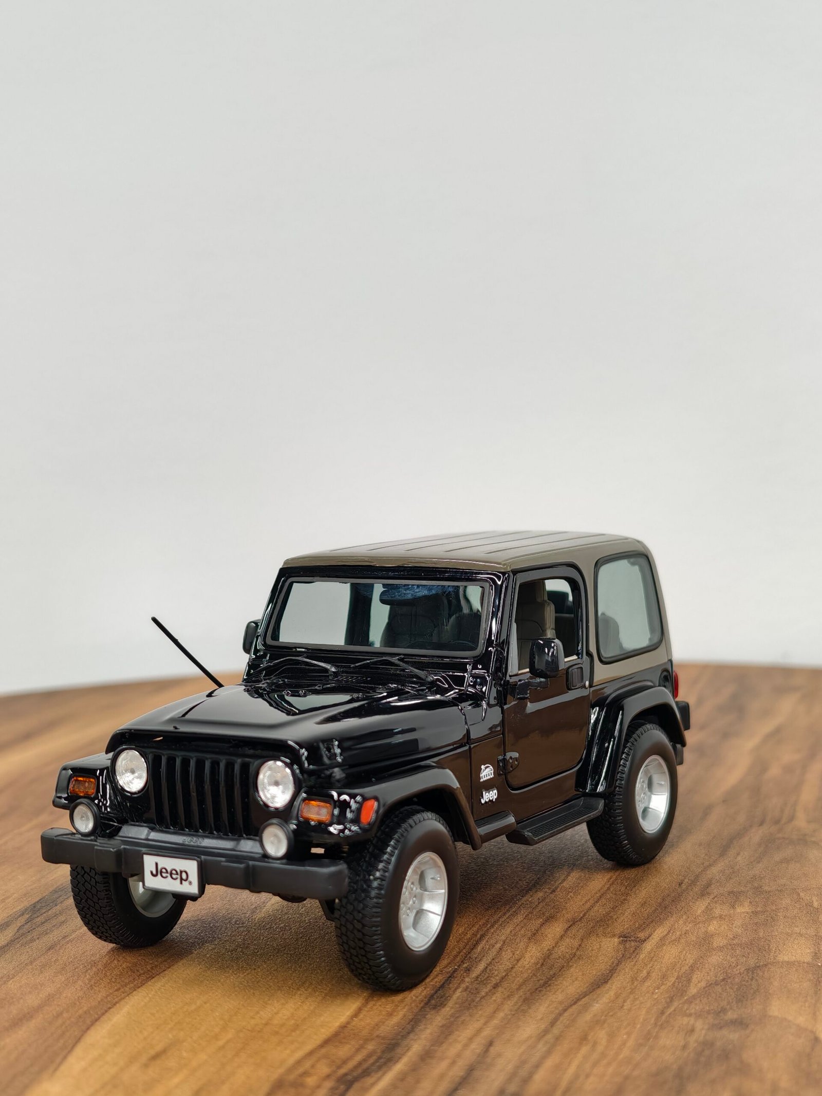 Jeep Wrangler Sahara 1:18 Black
