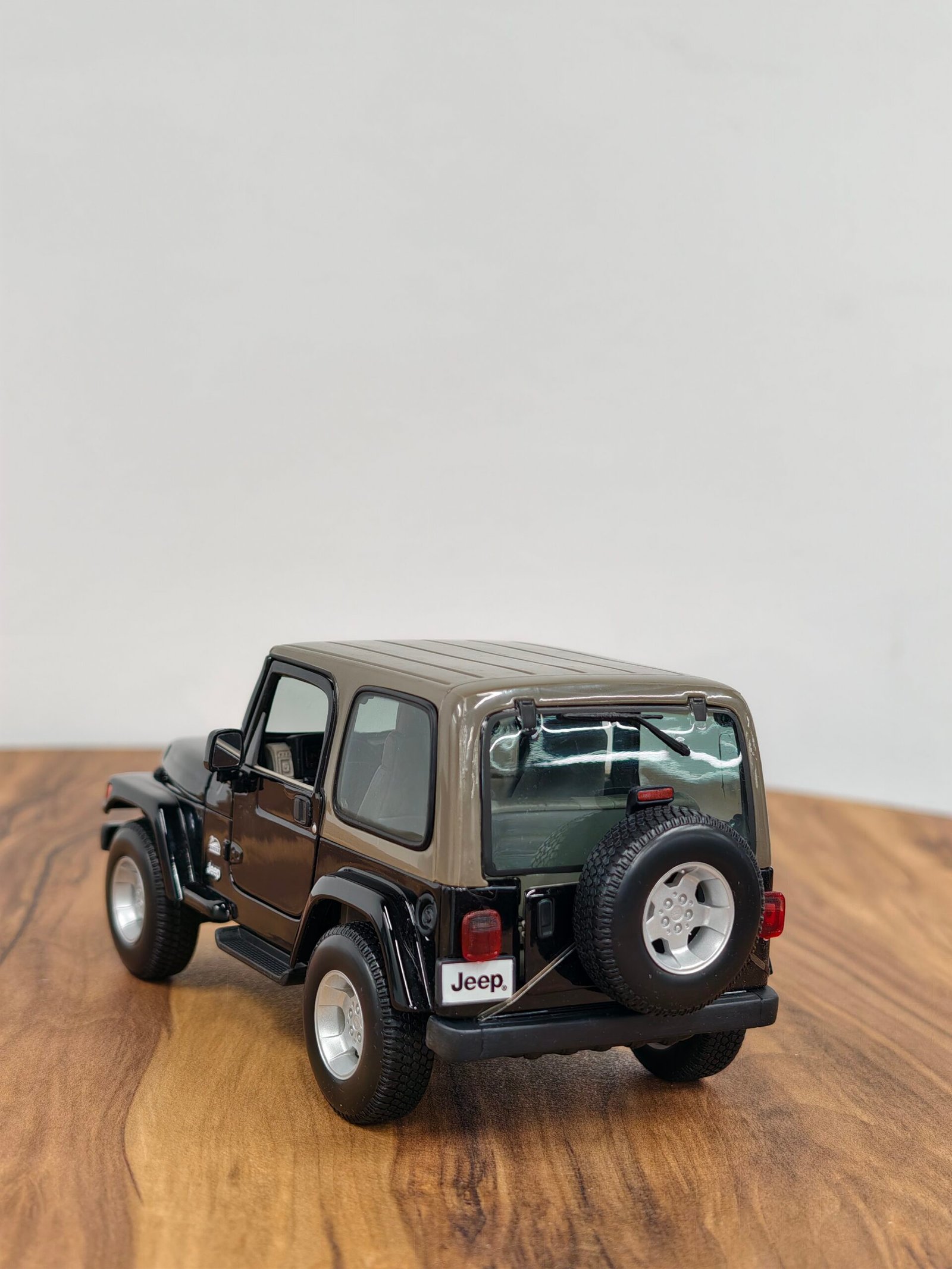 Jeep Wrangler Sahara 1:18 Black - Image 2