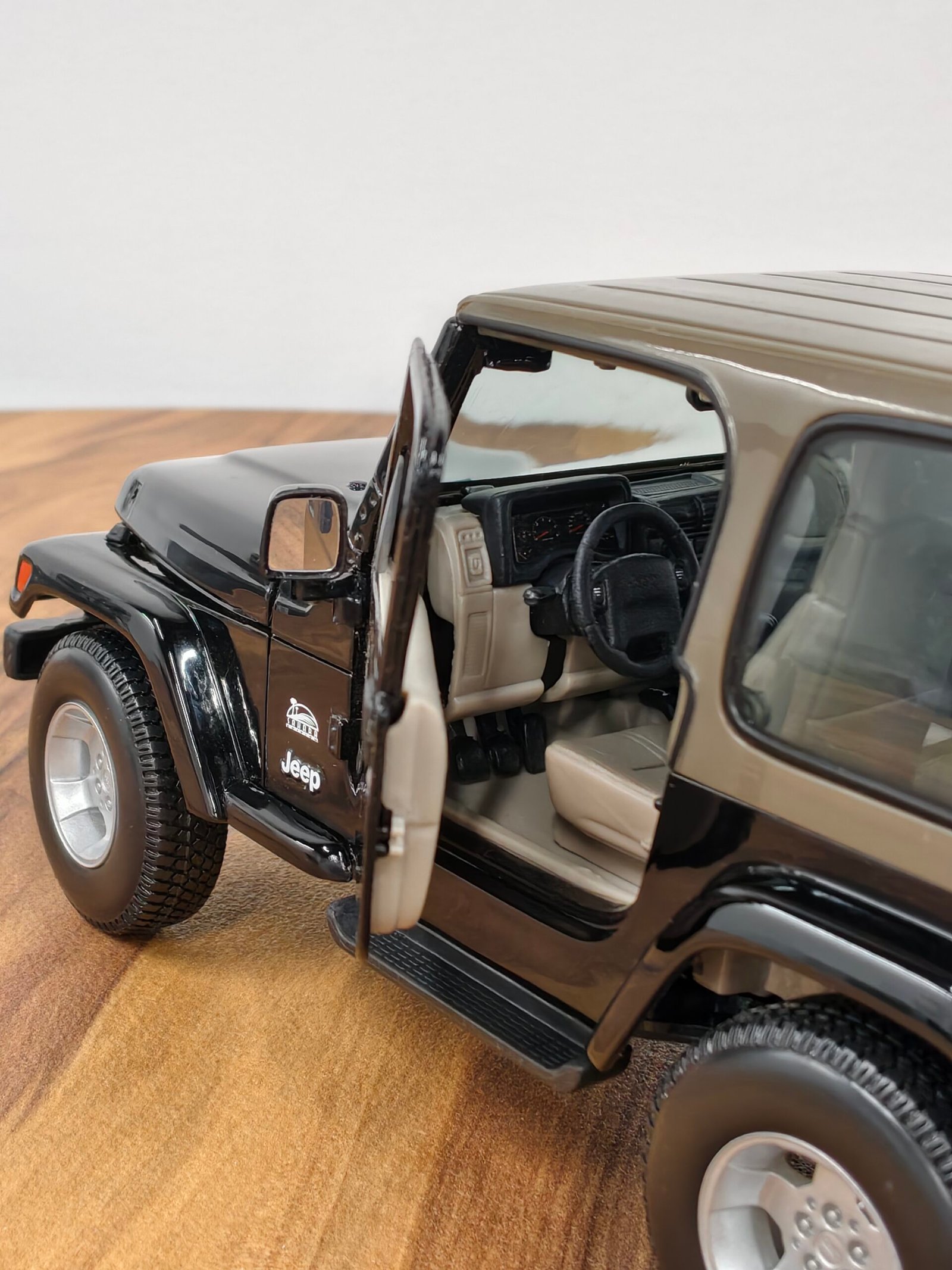 Jeep Wrangler Sahara 1:18 Black - Image 3