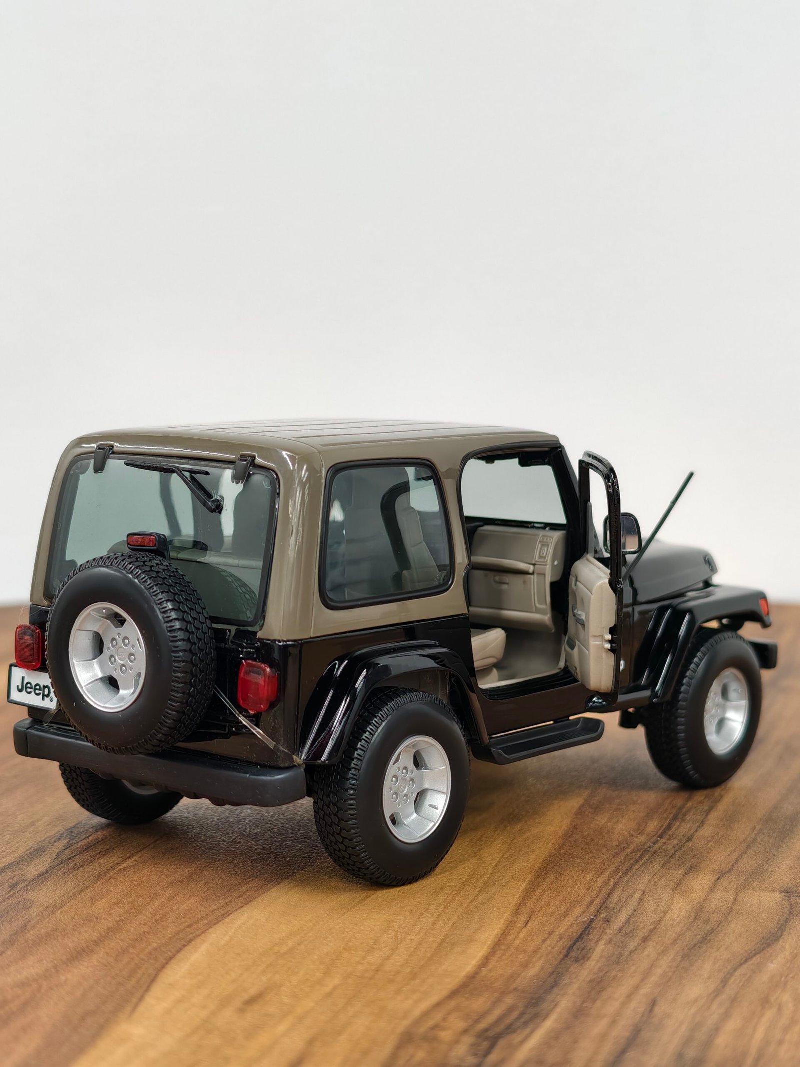 Jeep Wrangler Sahara 1:18 Black - Image 4