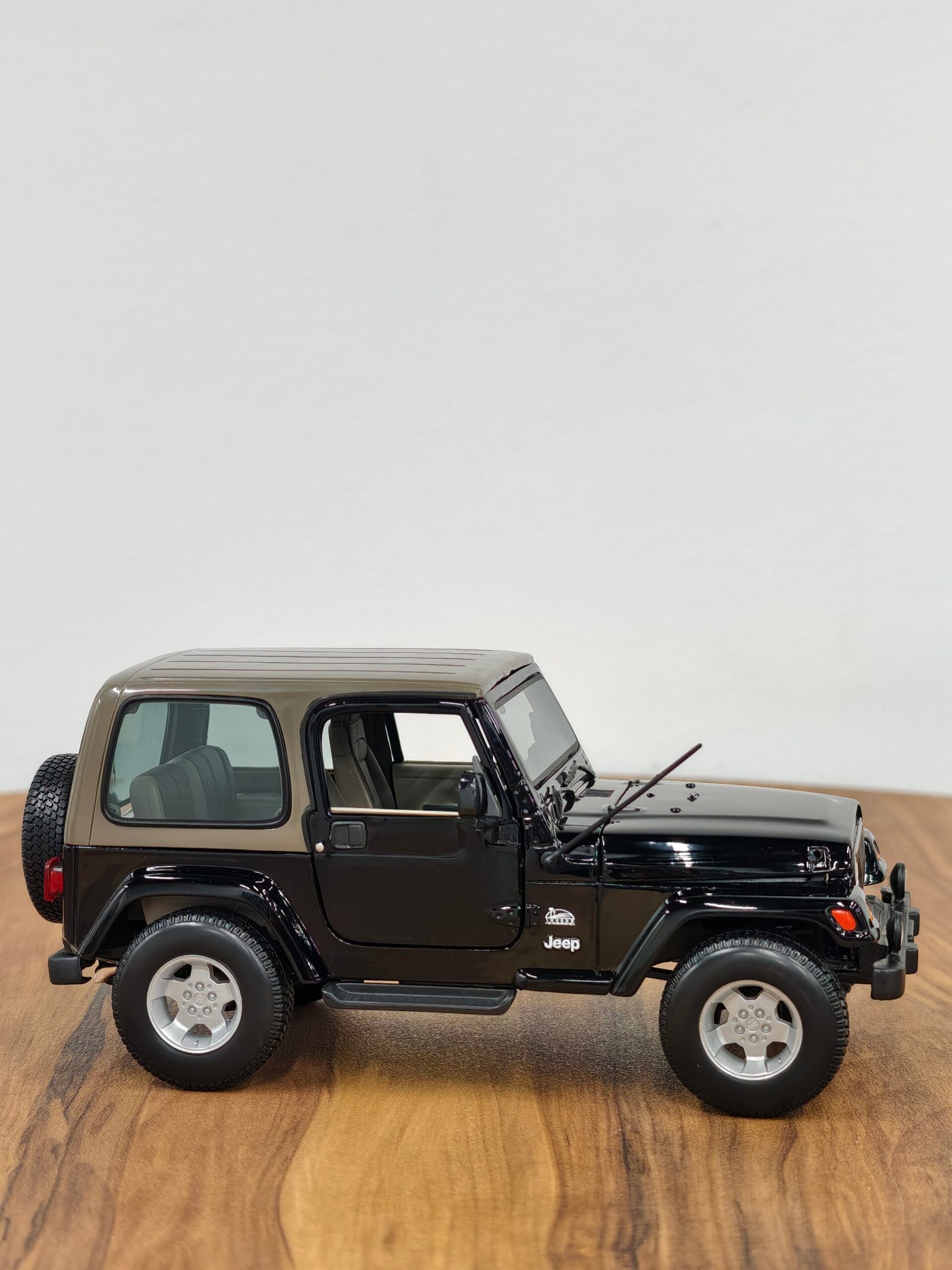 Jeep Wrangler Sahara 1:18 Black - Image 5