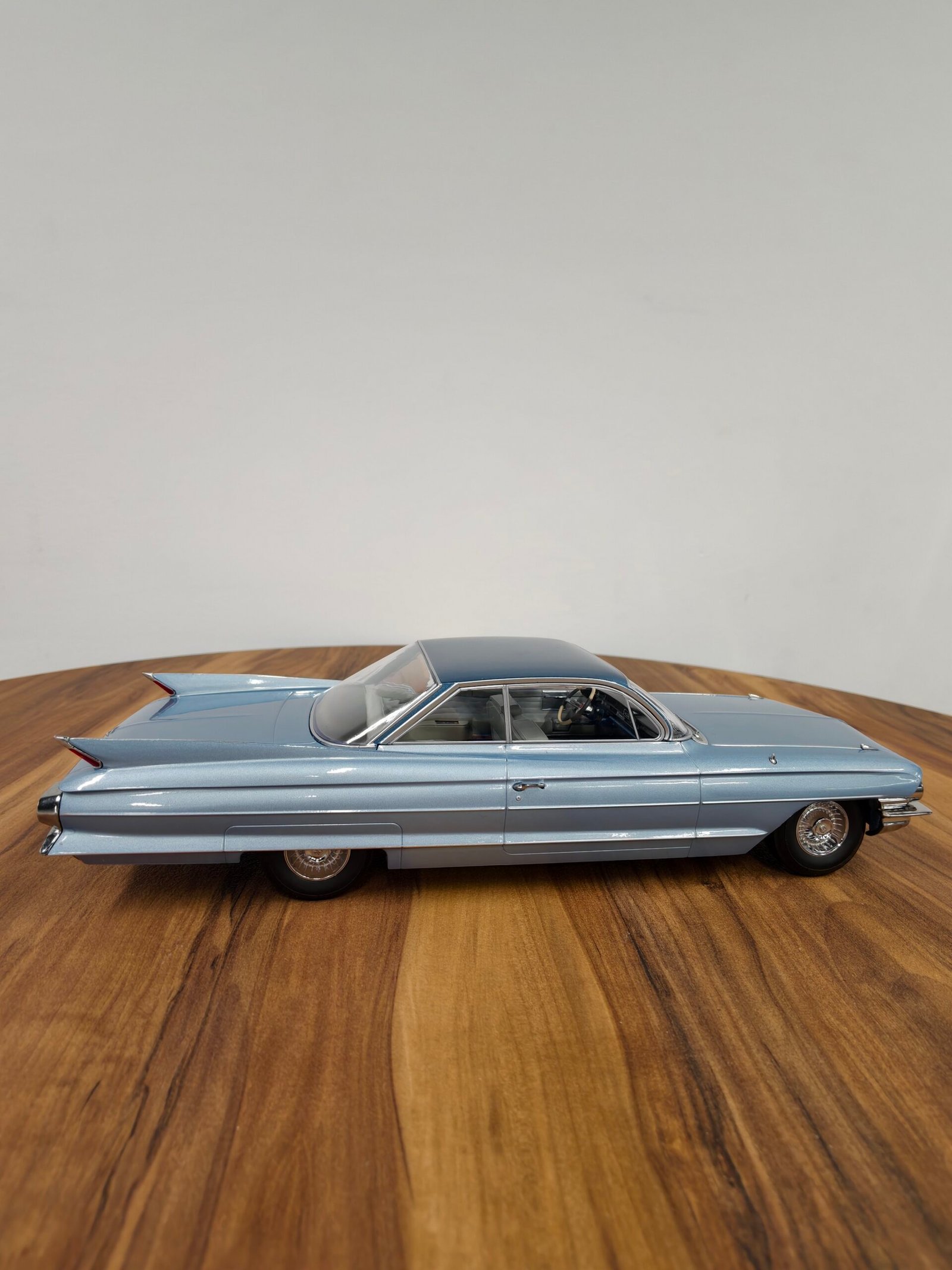 Cadillac Series 62 Coupe Devulle 1961 Light Blue 1:18 - Image 3