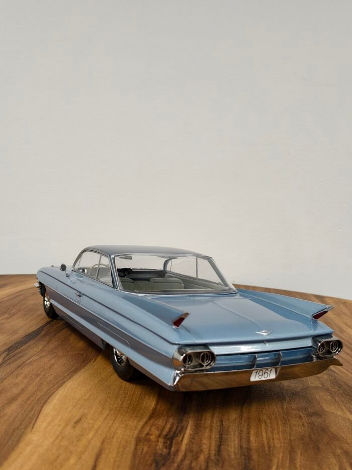 Cadillac Series 62 Coupe Devulle 1961 Light Blue 1:18 - Image 4