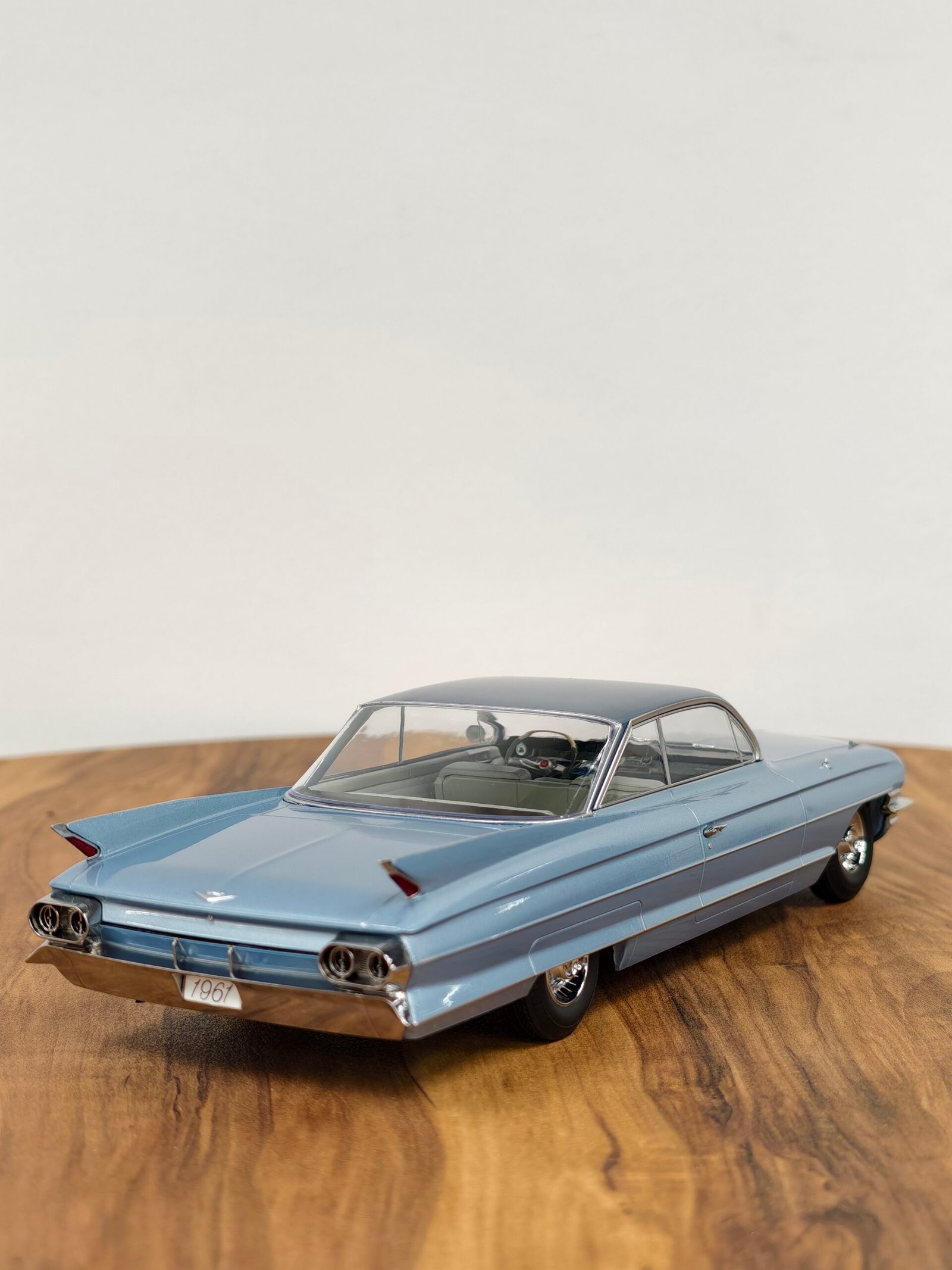 Cadillac Series 62 Coupe Devulle 1961 Light Blue 1:18 - Image 5