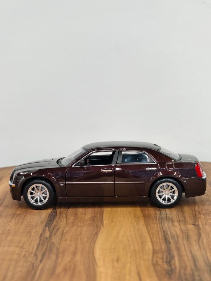 Chrysler 300 Maroon 1:18 - Image 9