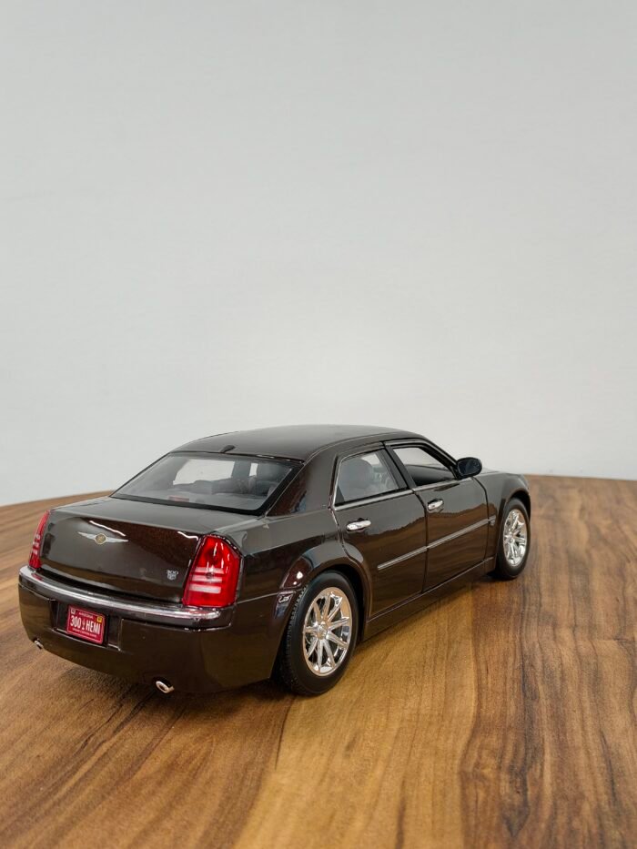 Chrysler 300 Maroon 1:18 - Image 7