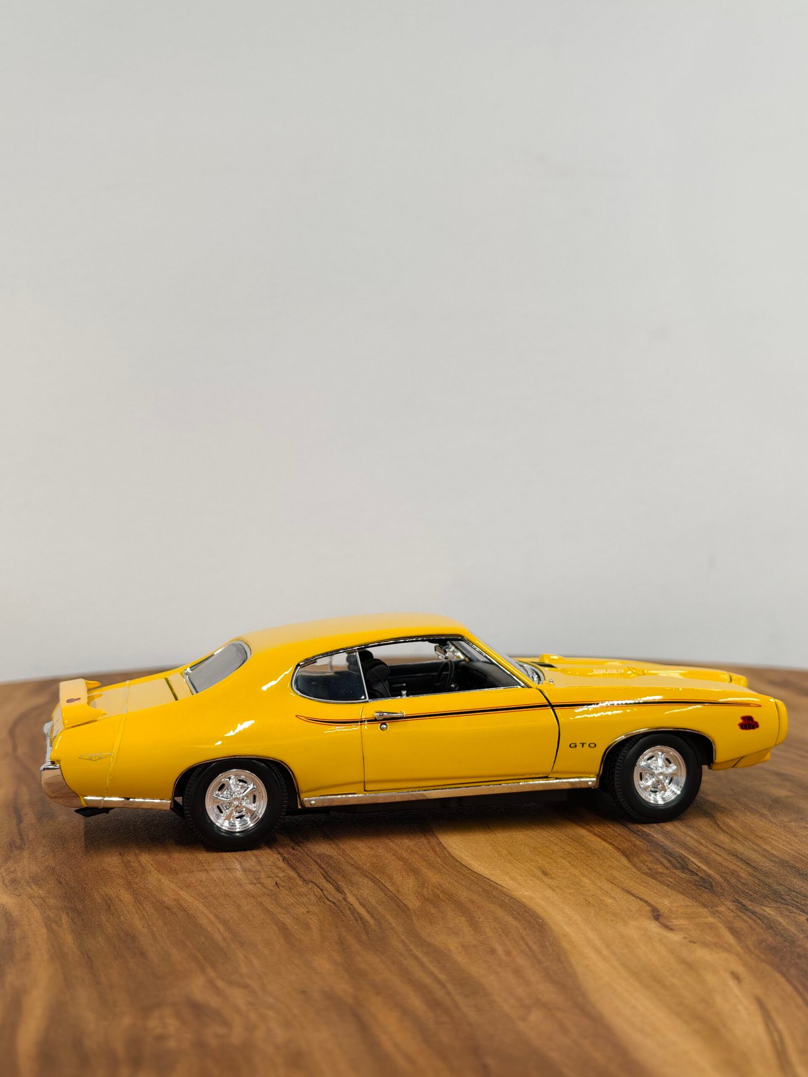 1969 Pontiac Gto Judge 1:18 Yellow - Image 3