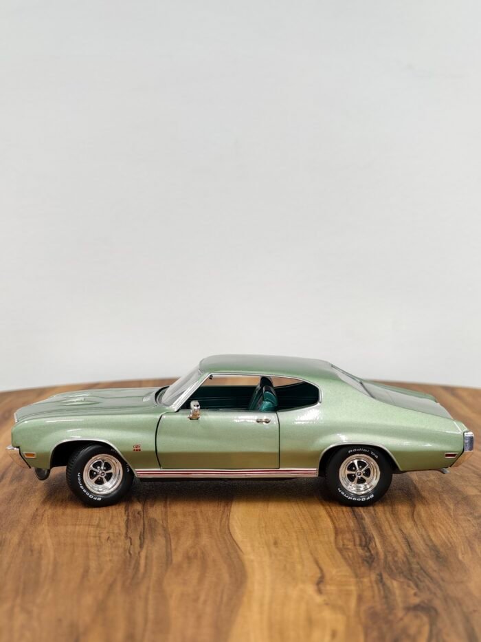 1970 Buick Gs 455 Muscle Car & Corvette 1:18 Green - Image 5