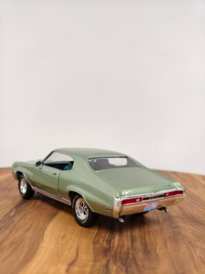 1970 Buick Gs 455 Muscle Car & Corvette 1:18 Green - Image 2