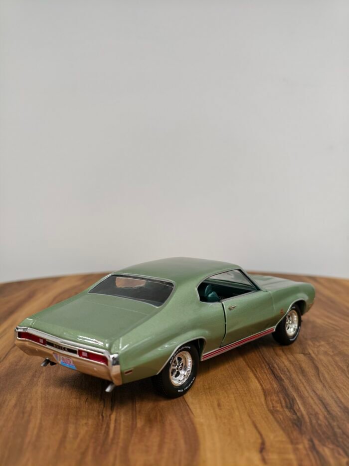 1970 Buick Gs 455 Muscle Car & Corvette 1:18 Green - Image 6