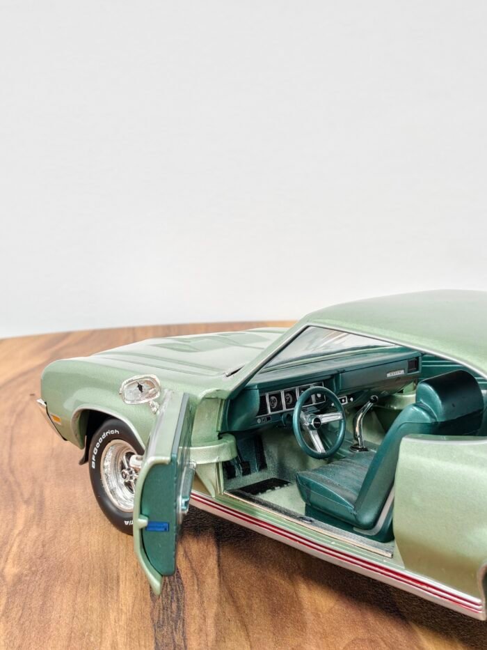 1970 Buick Gs 455 Muscle Car & Corvette 1:18 Green - Image 7