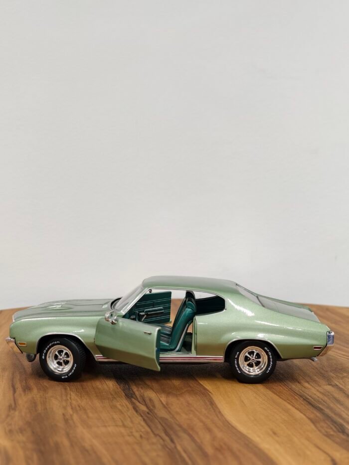 1970 Buick Gs 455 Muscle Car & Corvette 1:18 Green - Image 9
