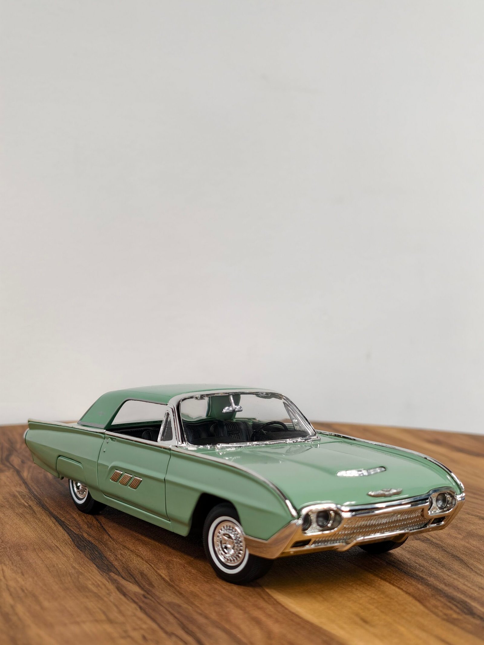 1963 Ford Thunderbird 1:18 Green - Image 2