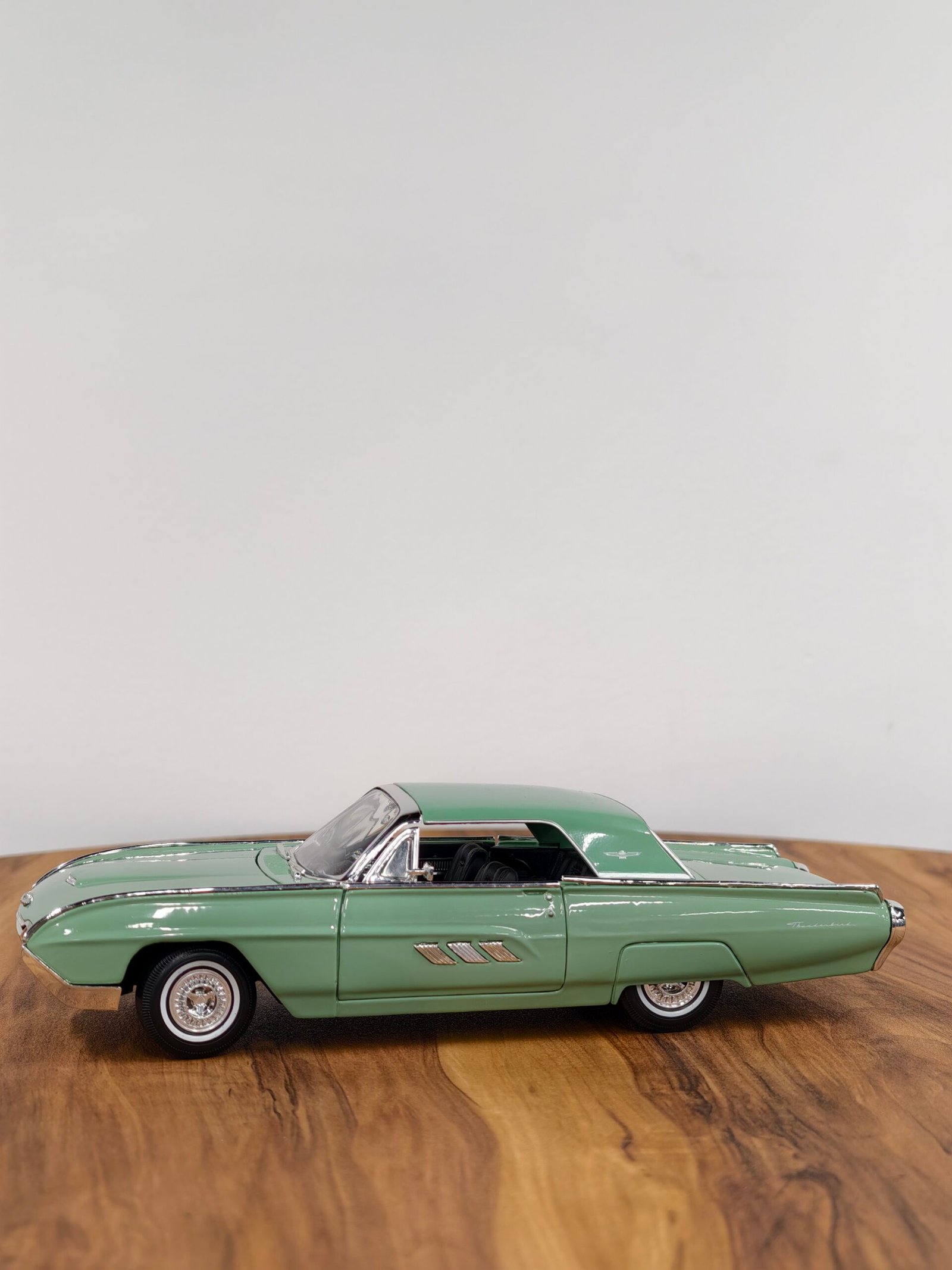 1963 Ford Thunderbird 1:18 Green - Image 8