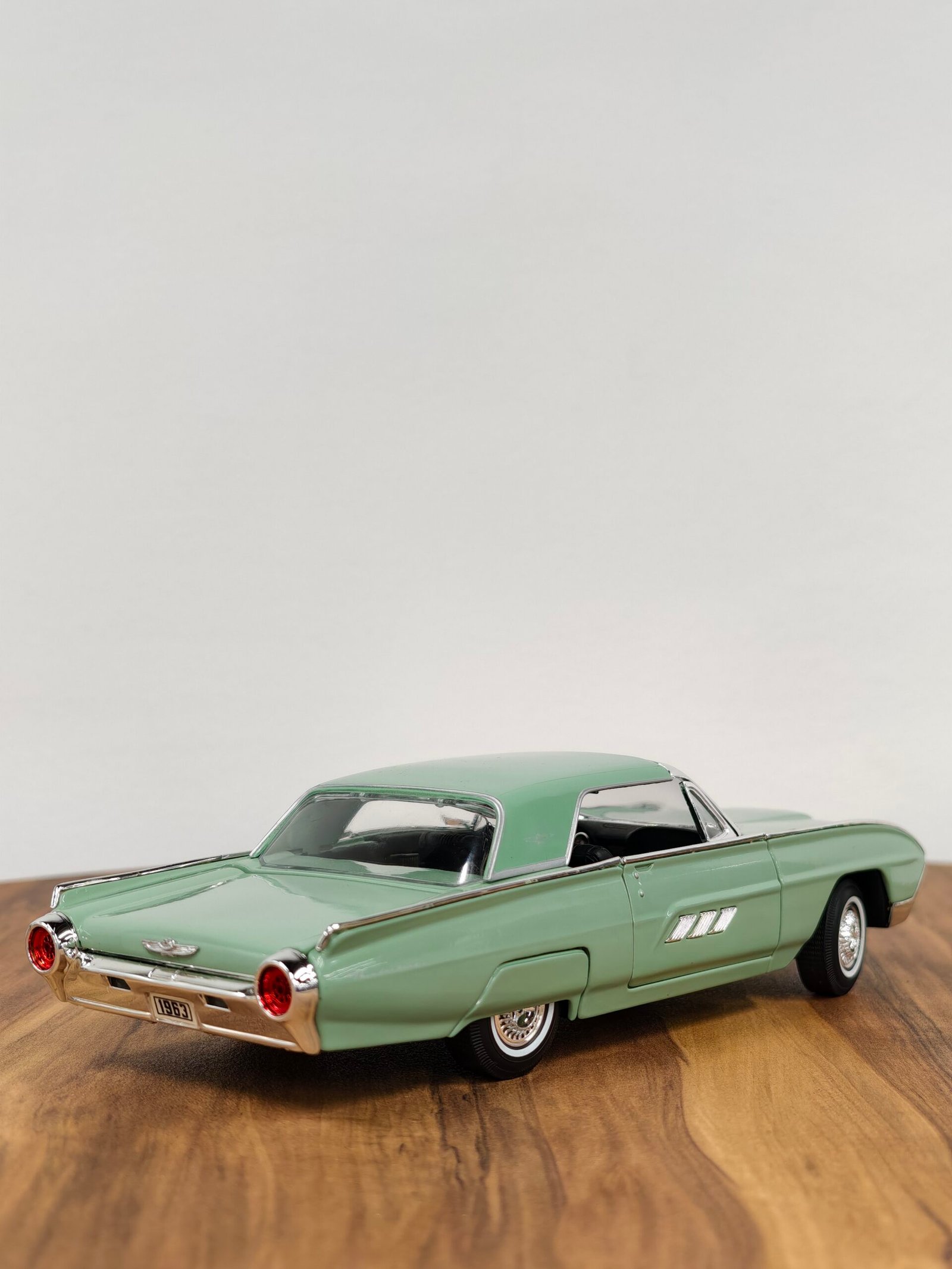 1963 Ford Thunderbird 1:18 Green - Image 7