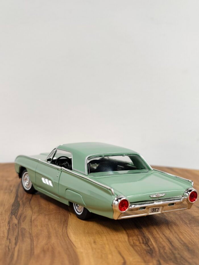 1963 Ford Thunderbird 1:18 Green - Image 6