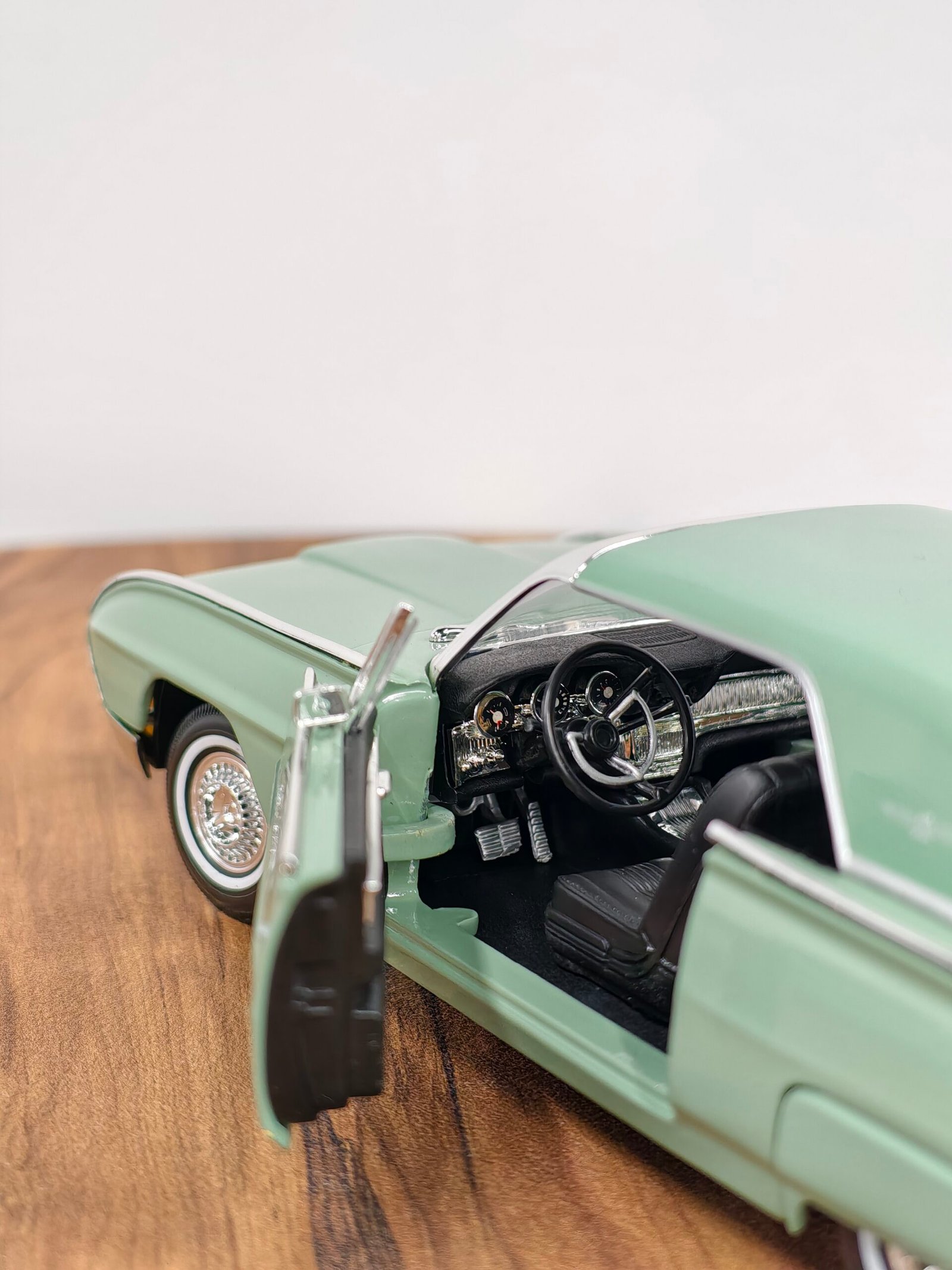 1963 Ford Thunderbird 1:18 Green - Image 5