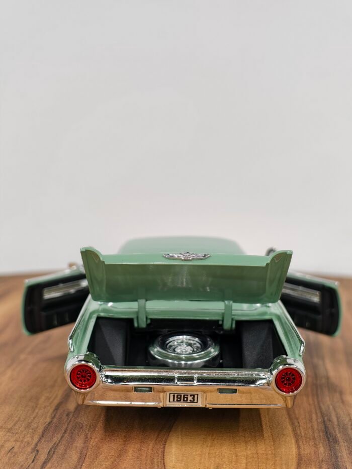 1963 Ford Thunderbird 1:18 Green - Image 4
