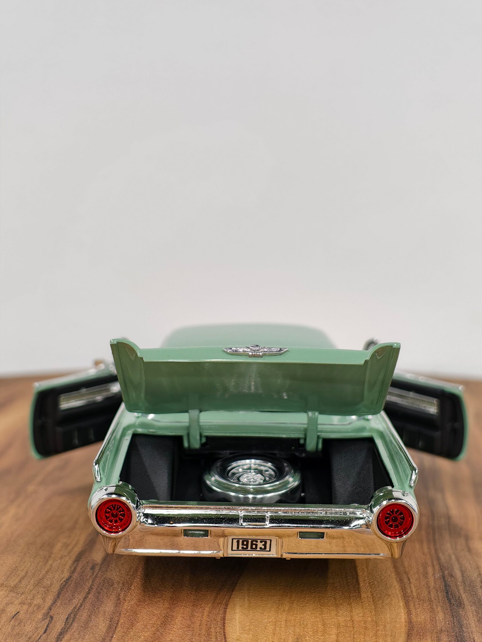 1963 Ford Thunderbird 1:18 Green - Image 4