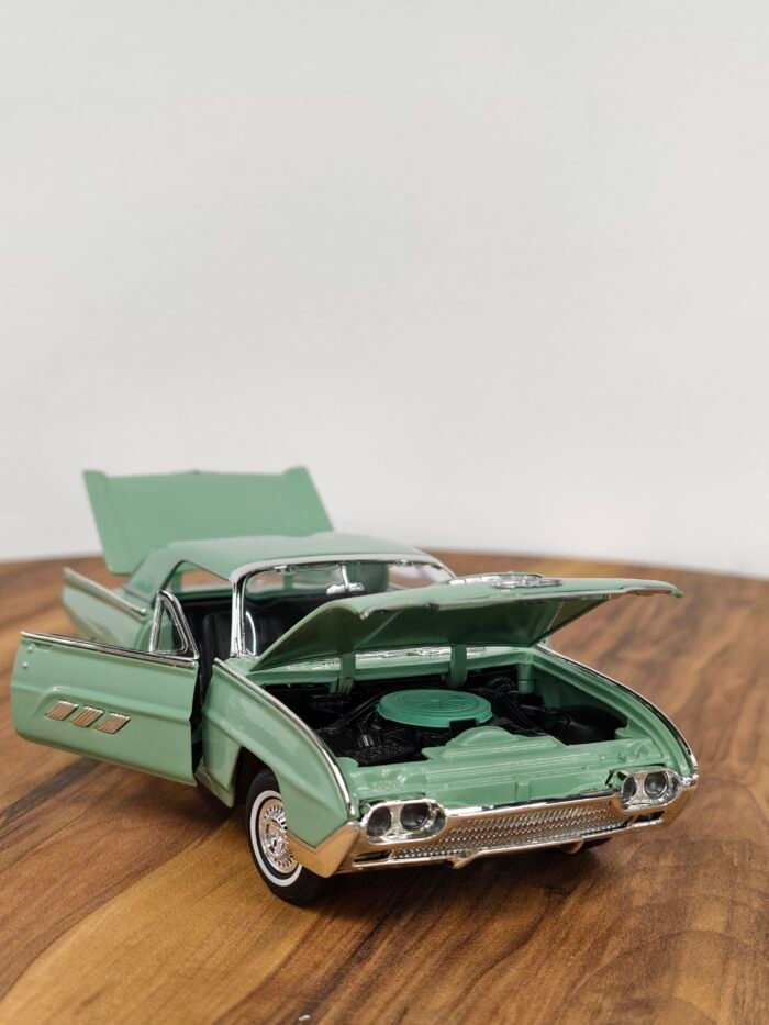 1963 Ford Thunderbird 1:18 Green - Image 3