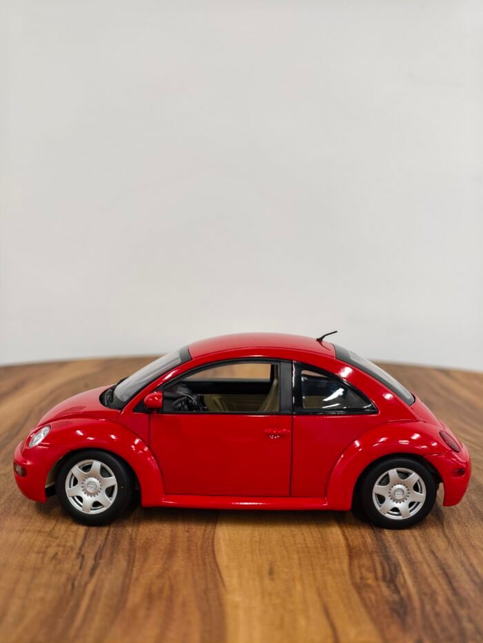 Volkswagen New Beetle 1:18 Red - Image 7