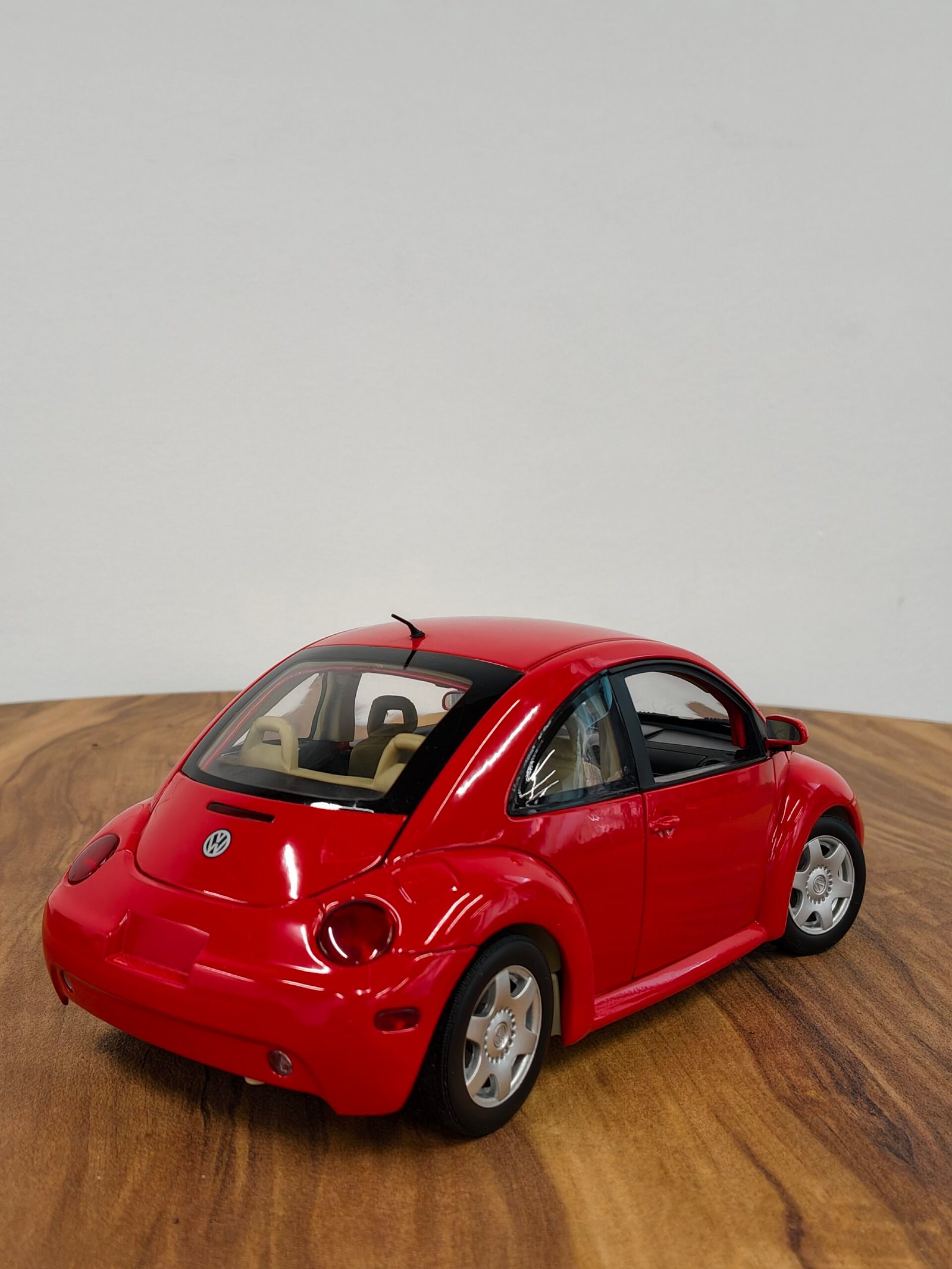 Volkswagen New Beetle 1:18 Red - Image 2