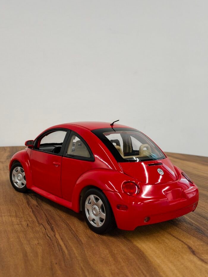 Volkswagen New Beetle 1:18 Red - Image 6